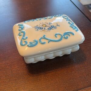 Vintage trinket/jewelry box